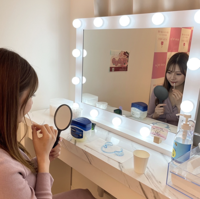 唇にワセリンを塗って保護